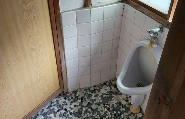 甲賀市水口町の尿石固着によるトイレ詰まり施工事例写真