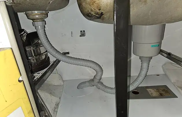 近江八幡市中村町のキッチン排水の油詰まり施工事例写真