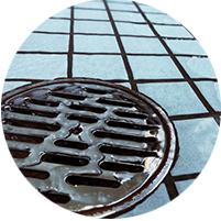 お風呂排水口に水が流れる写真