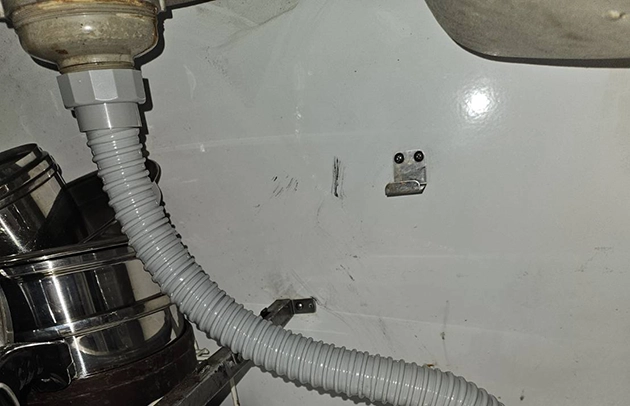 草津市キッチン下の配管施工写真