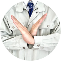 バツのゼスチャーをする作業員写真