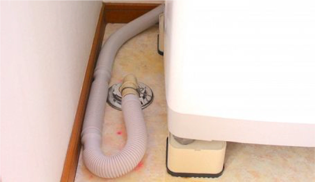 床の洗濯機排水口とホース接続部