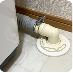 洗濯機の排水ホースと排水口写真