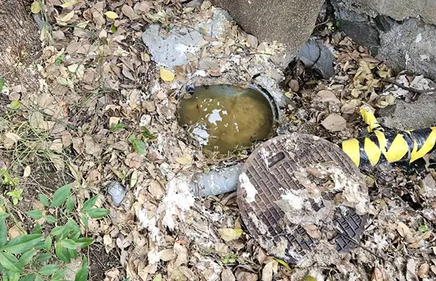近江八幡市江頭町の悪臭と流れの悪さを改善する汚水桝清掃施工事例写真