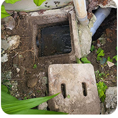 劣化したコンクリート桝の写真