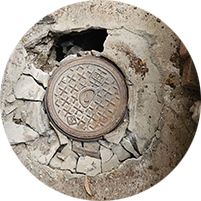 劣化して割れた排水桝まわりの写真