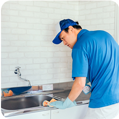 排水の流れをチェックする作業員の写真