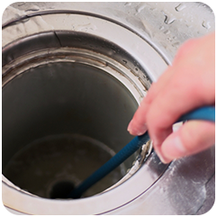 排水管を高圧洗浄する写真