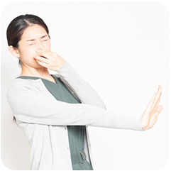 悪臭に困る女性の写真