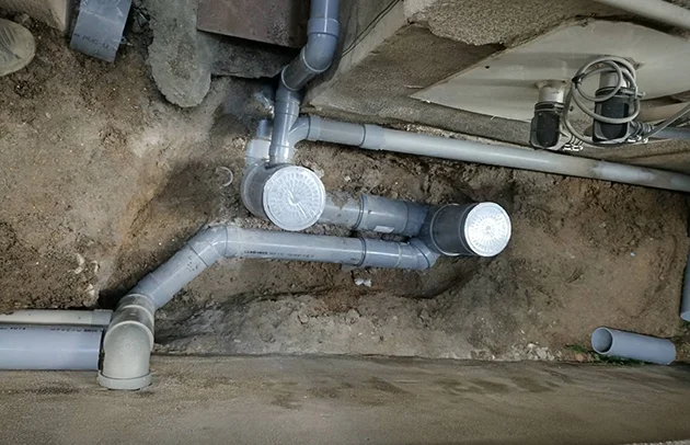 守山市の住宅の排水管工事の様子