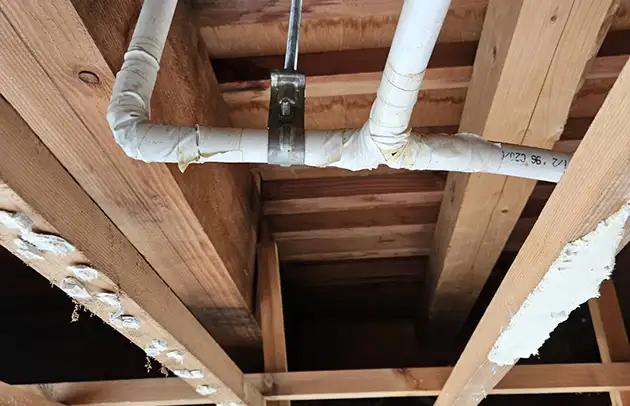 日野町西大路の天井水漏れの原因特定と配管交換修理施工事例写真