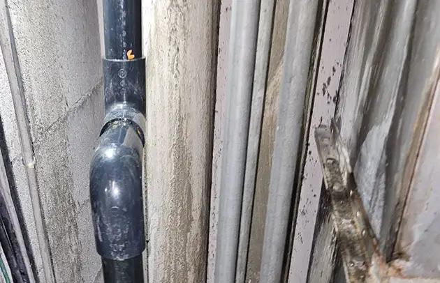 米原市醒井の壁内漏水の原因特定と配管修理施工事例写真