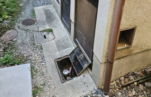 守山市水保町の屋外配管からのにじみ出し漏水調査と修理施工事例写真