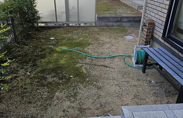 栗東市霊仙寺の地面のにじみ出しから特定した漏水修理施工事例写真