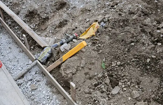 野洲市久野部の地面のにじみ出しから特定した漏水修理施工事例写真