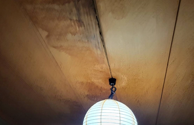 彦根市の天井照明からの漏水修理施工事例写真