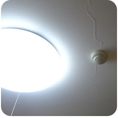 照明まわりの天井漏水写真