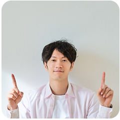 2階を指差す男性の写真