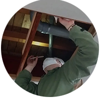 天井を点検する作業員の写真