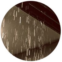 天井から激しく水漏れしている写真