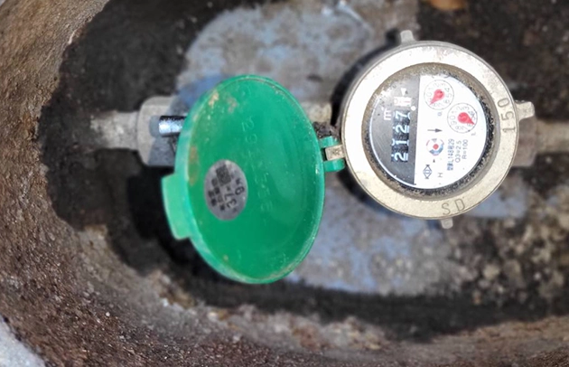 長浜市の凍結後回り続ける水道メーターの写真