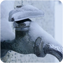 凍結した蛇口写真