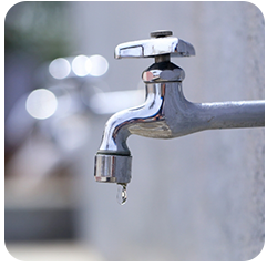 水漏れする蛇口写真