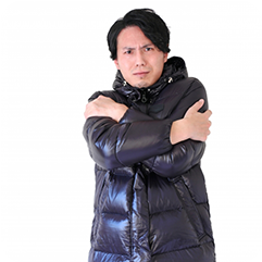 寒さにこごえる男性写真