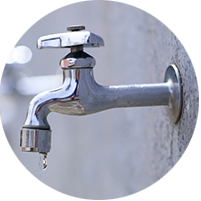 解凍後水漏れする屋外蛇口の写真