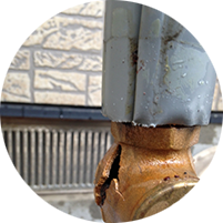 凍結した屋外配管の写真