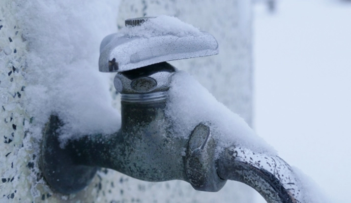 凍結した水道蛇口の写真