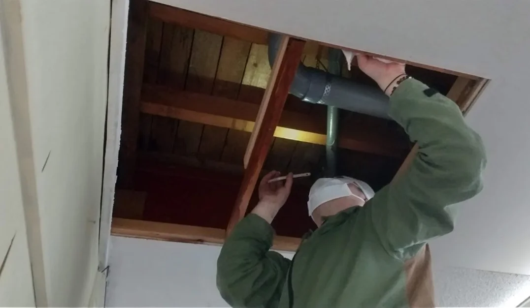 天井を点検する作業員