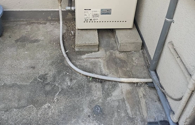 近江八幡市の漏水調査で濡れている床の施工事例写真