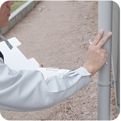 配管を調べる作業員の写真