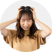 トラブルが重なりパニックになる女性のイメージ