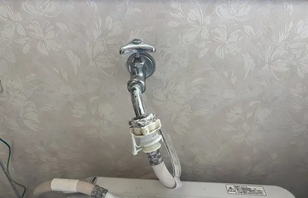 日野町村井の洗濯機ホース表面亀裂の水漏れ施工事例写真