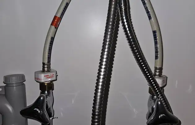 湖南市石部の洗面給水フレキ管の水漏れ施工事例写真