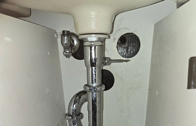 草津市追分のキッチン排水管の水漏れトラブル施工事例写真