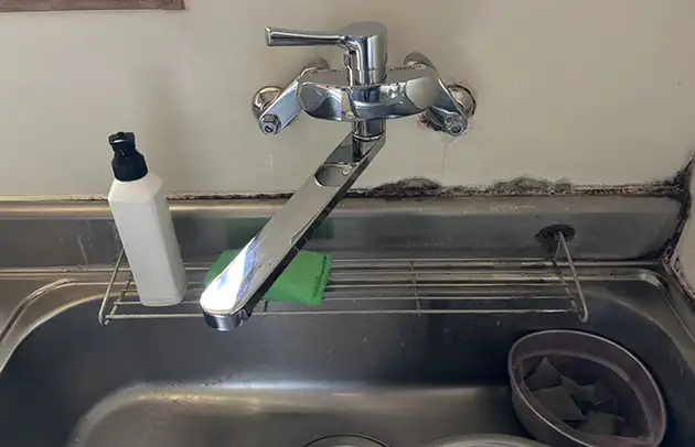 近江八幡市中村町のキッチン蛇口スパウト根元の水漏れ施工事例写真