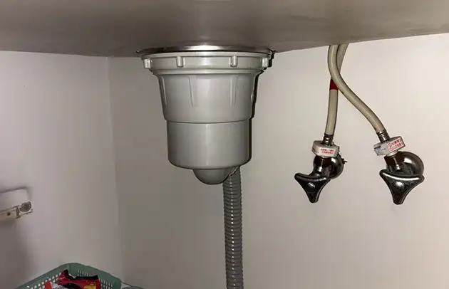 高島市安曇川町のキッチン本体継ぎ目のシール劣化水漏れ施工事例写真