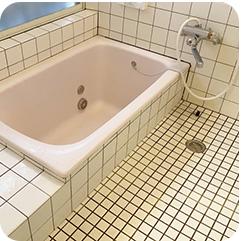 浴室の浴槽と洗い場写真