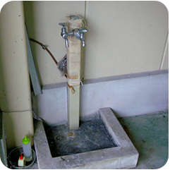 ガレージ内水栓柱写真