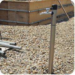 庭の立水栓と根元の土の写真