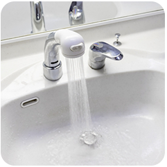 洗面所シャワーから水が出る写真