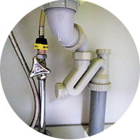 洗面台下配管接続部の写真