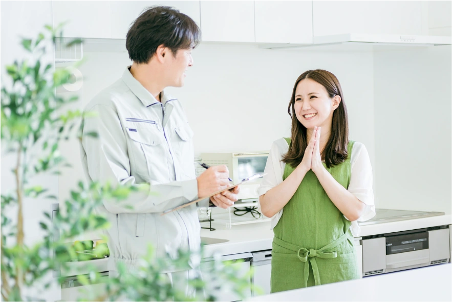 顧客に作業を提案する修理スタッフ